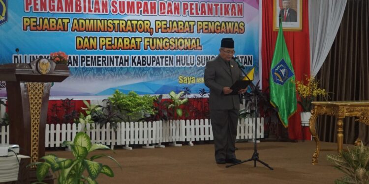 Bupati Mengambilan Sumpah Dan Melantikan Pejabat Administrator, Pejabat Pengawas Dan Pejabat Fungsional Lingkup Pemerintah Kabupaten Hulu Sungai Selatan