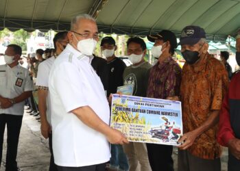 Bupati HSS Serahkan Bantuan Alsintan Kepada 19 Poktan