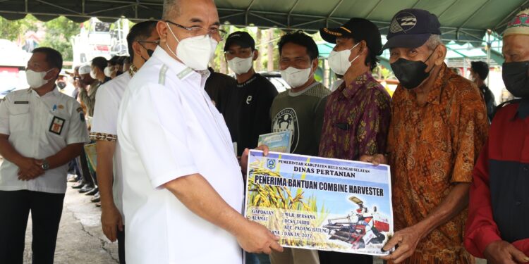 Bupati HSS Serahkan Bantuan Alsintan Kepada 19 Poktan