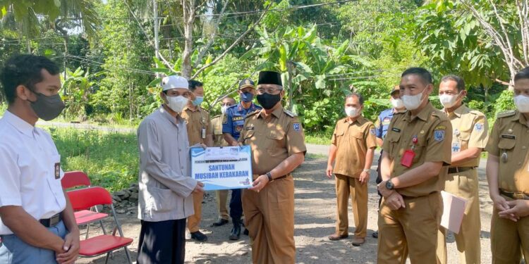 WUJUD KEPEDULIAN, BUPATI HSS SERAHKAN BANTUAN KEPADA MASYARAKAT