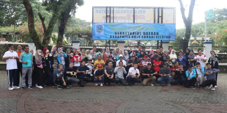 Saksikan Perlombaan Tradisional Dihalaman Kantor Sekretariat Daerah