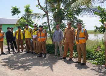 Wakil Bupati Hulu Sungai Selatan Syamsuri Arsyad S.AP MA lakukan monitoring dan evaluasi (Monev) pembangunan infrastruktur di wilayah Daha, Senin (12/09).