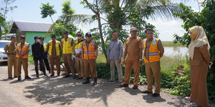 Wakil Bupati Hulu Sungai Selatan Syamsuri Arsyad S.AP MA lakukan monitoring dan evaluasi (Monev) pembangunan infrastruktur di wilayah Daha, Senin (12/09).