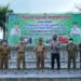 Canangkan Gerakan Tanam Cabe, Bupati HSS Drs. H. Achmad Fikry Bagikan Bibit Cabe kepada 13 Kelompok Tani.
