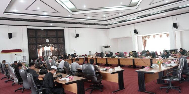 Staf Ahli Bidang Pemerintahan Pembangunan & Kemasyarakatan Mengikuti Rapat Gabungan Komisi DPRD Kab. HSS