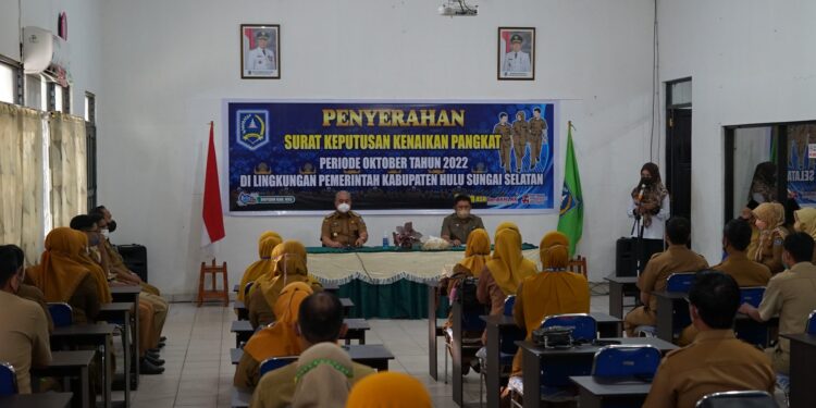 Bupati HSS Serahkan Secara Simbolis SK Kenaikan Pangkat Kepada PNS Lingkup Pemkab HSS
