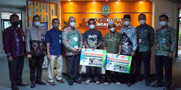 Pemkab HSS Serahkan Bantuan Program Rumah Sejahtera