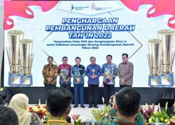 BERHASIL TANGGULANGI KEMISKINAN DI MASA PANDEMI, KABUPATEN HSS RAIH PENGHARGAAN DARI KEMENTERIAN PPN/BAPPENAS