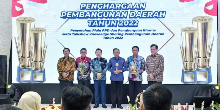 BERHASIL TANGGULANGI KEMISKINAN DI MASA PANDEMI, KABUPATEN HSS RAIH PENGHARGAAN DARI KEMENTERIAN PPN/BAPPENAS