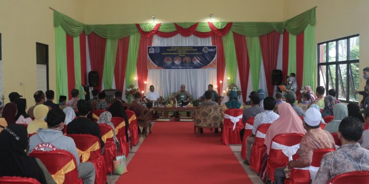 PENYERAHAN SERTIFIKAT PTSL DI KECAMATAN ANGKINANG, BUPATI H. ACHMAD FIKRY: “JAGA DENGAN BAIK DAN MANFAATKAN UNTUK HAL PRODUKTIF”