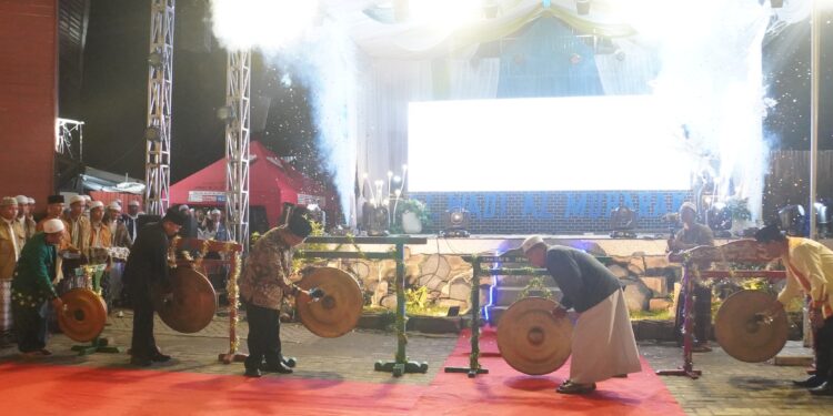 Bupati HSS Drs. H. Achmad Fikry M.AP bersama Wakil Bupati HSS Syamsuri Arsyad S.AP MA hadiri Grand Opening acara Hari Santri Nasional 2022 se Kab. HSS, Selasa (04/10) di Ponpes Dalpa Kandangan.