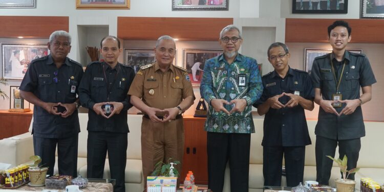 Bupati Hulu Sungai Selatan (HSS) Drs.H.Achmad Fikry, M.AP menyambut kedatangan tamu kepala Badan Pusat Statistik (BPS) Prov. Kalsel Yos Rusdiansyah, SE, MM, Senin (10/10).