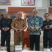Bupati Hulu Sungai Selatan (HSS) Drs.H.Achmad Fikry, M.AP menyambut kedatangan tamu kepala Badan Pusat Statistik (BPS) Prov. Kalsel Yos Rusdiansyah, SE, MM, Senin (10/10).