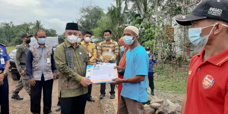 BUPATI HSS SERAHKAN BANTUAN KEPADA KORBAN MUSIBAH KEBAKARAN
