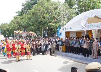 “WABUP HSS HADIRI PAWAI TA’ARUF MTQ NASIONAL KE 29 DI KOTA INTAN MARTAPURA”