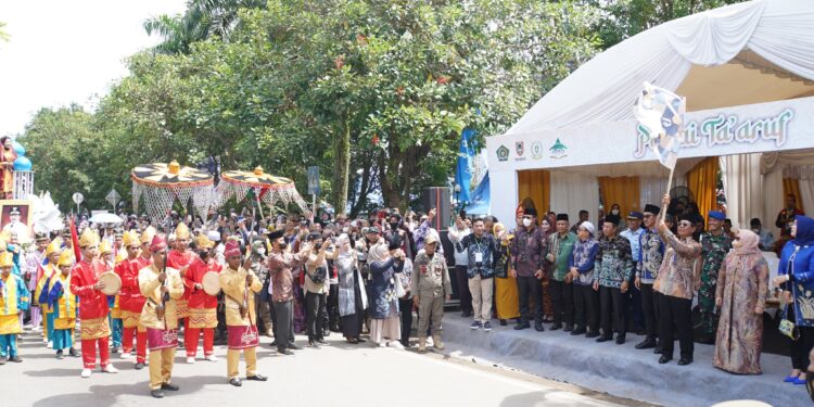 “WABUP HSS HADIRI PAWAI TA’ARUF MTQ NASIONAL KE 29 DI KOTA INTAN MARTAPURA”