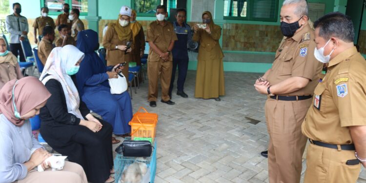 HARI RABIES SEDUNIA, BUPATI HSS PANTAU PEMBERIAN VAKSINASI DI PUSKESWAN SUNGAI RAYA