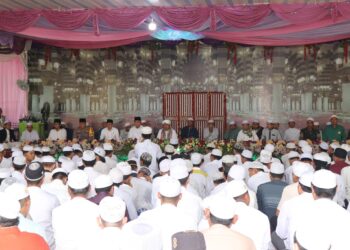 BERSAMA PULUHAN ULAMA, BUPATI & WABUP HADIRI PERINGATAN MAULID DI MAJELIS TA’LIM AN-NISA, DURIAN RABUNG