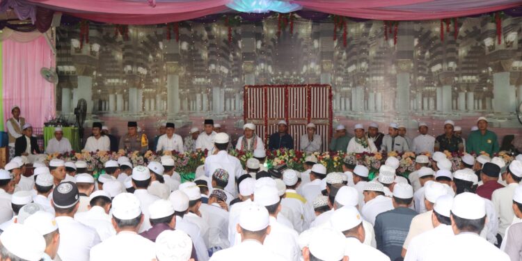 BERSAMA PULUHAN ULAMA, BUPATI & WABUP HADIRI PERINGATAN MAULID DI MAJELIS TA’LIM AN-NISA, DURIAN RABUNG