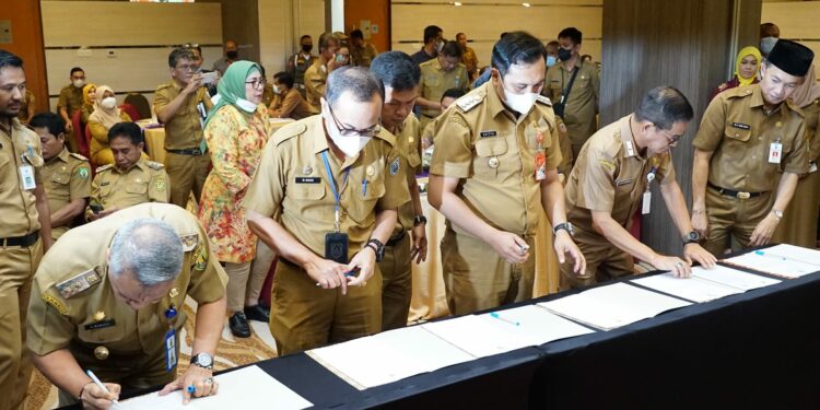 Sekda HSS Hadiri Penandatanganan Komitmen Pembangunan Mal Pelayanan Publik Dan Komitmen Bersama Keberlanjutan Pengelolaan LAPOR!