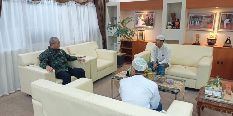 Bupati HSS Dan Wabup HSS Terima Tamu Seorang Santri Yang Akan Melanjutkan Pendidikan Ke Yaman