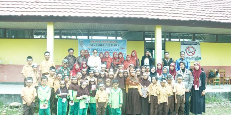 PULUHAN SISWA-SISWI SDN PAMUJAAN ANTUSIAS BERDIALOG DENGAN WAKIL BUPATI