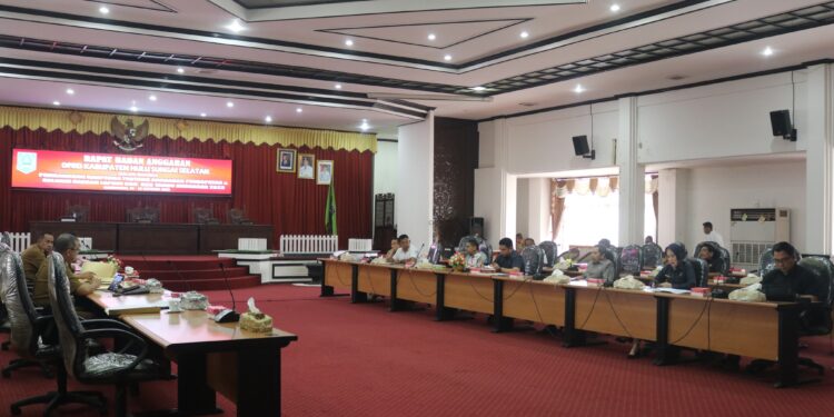 Rapat Badan Anggaran DPRD Kab. HSS dalam rangka Pembahasan Ranperda tentang Anggaran Pendapatan dan Belanja Daerah (APBD) Kab. HSS Tahun Anggaran 2023