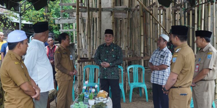 Bupati HSS Menyerahkan Bantuan Dana Pembangunan Langgar Darussyifa