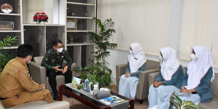 WABUP SYAMSURI ARSYAD RESTUI & DO’AKAN TIM FINALIS FESTIVAL PAI SMAN 1 KANDANGAN