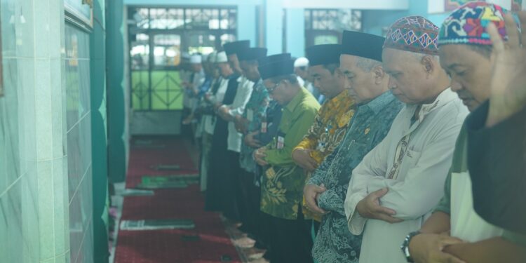 Pemerintah Kabupaten Hulu Sungai Selatan (Pemkab HSS) menggelar sholat zuhur berjamaah di Mesjid Quba Amawang, Kamis, (27/10).