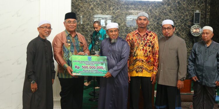 Pemkab HSS Serahkan Bantuan Dana Hibah Untuk Pembangunan Masjid Al-Falah Desa Gambah Dalam Dan Masjid Al-Ettihad Desa Loksado