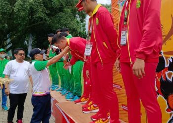 Wabup HSS Kalungkan Mendali Pemenang Cabang Olahraga (Cabor) Basket