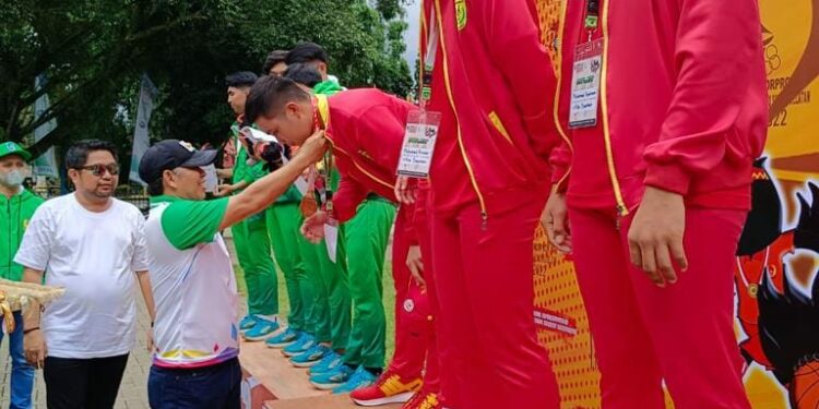 Wabup HSS Kalungkan Mendali Pemenang Cabang Olahraga (Cabor) Basket