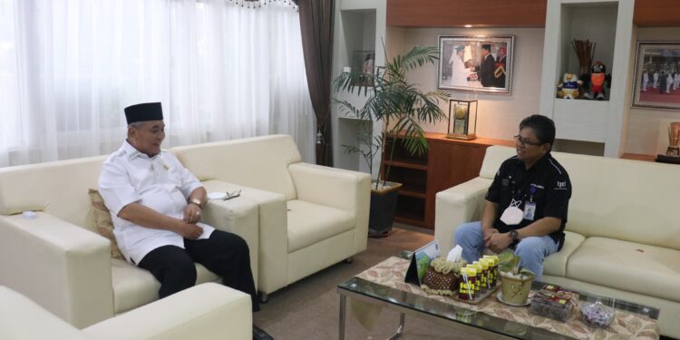 BUPATI HSS MENERIMA KUNJUNGAN SILATURAHMI DARI PIMPINAN BANK KALSEL CABANG KANDANGAN