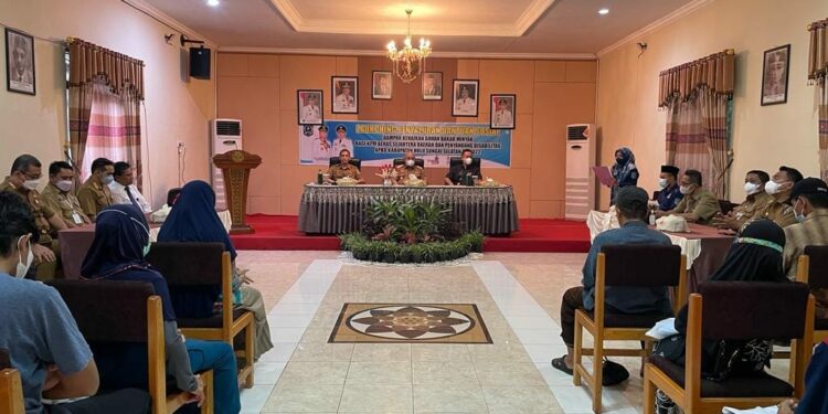 Bupati HSS Serahkan Bantuan Sosial Dampak Kenaikan Bahan Bakar Minyak Bagi KPM