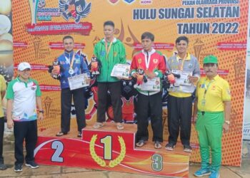 WAKIL BUPATI HSS KALUNGKAN MEDALI PADA ATLET HAPKIDO