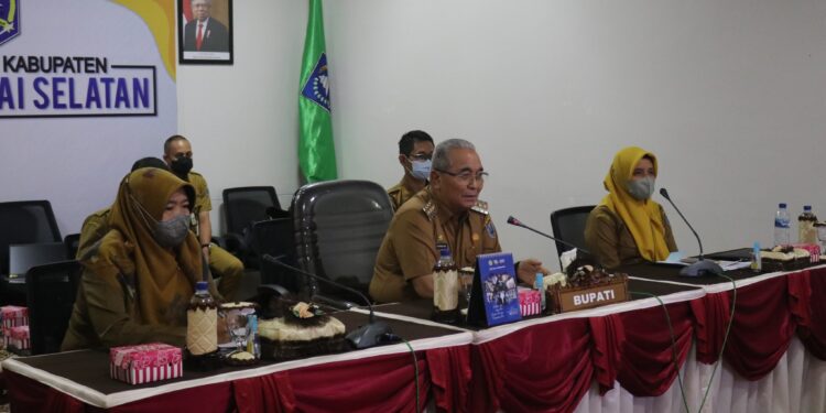 Bupati HSS Melaksanakan Wawancara Dengan Tim Surveyor Komisi Akreditasi Rumah Sakit Melalui Video Conference