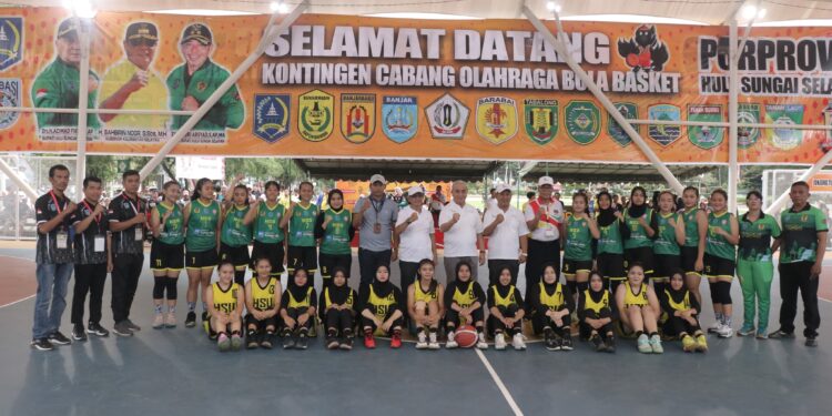 Bupati HSS Saksikan Langsung Pertandingan Final Basket Putri Di Lapangan Basket Lambung Mangkurat