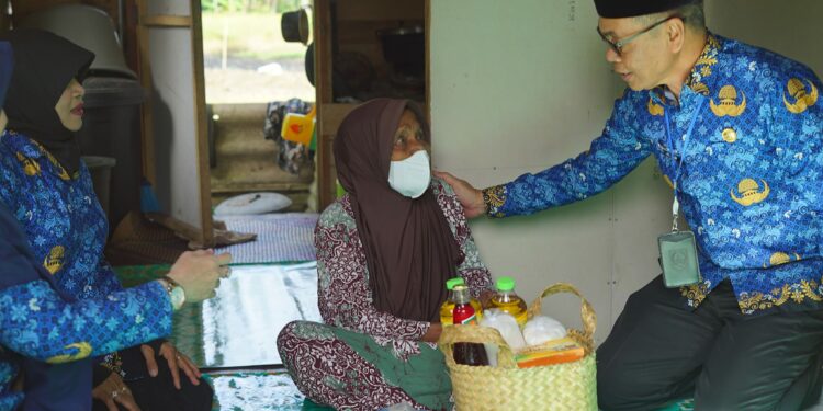 Jelang Hari Jadi Ke-72, Sekda Kab. HSS Kunjungi Lansia Asuh di Desa Panjampang Bahagia