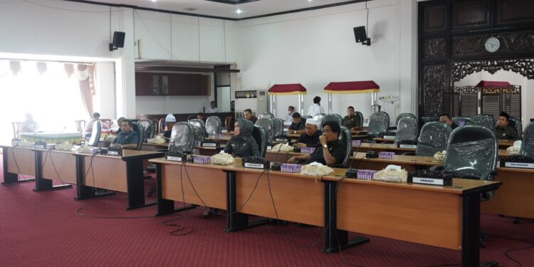 Sekda HSS Mewakili Bupati HSS Menyampaikan Jawaban Eksekutif Atas Pandangan Umum Fraksi DPRD