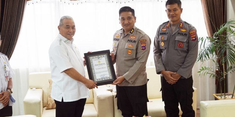 POLDA KALSEL BERIKAN PENGHARGAAN KEPADA PEMKAB HSS ATAS PARTISIPASI DALAM PEMBANGUNAN POLDA KALSEL
