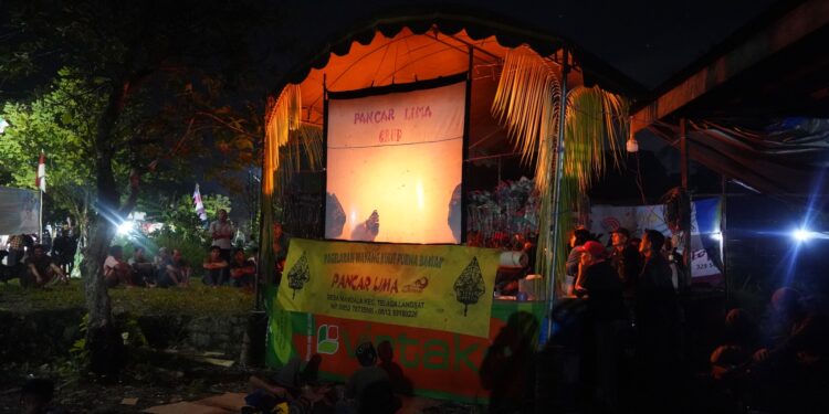 Wabup HSS Saksikan Pagelaran Wayang Kulit Di Desa Sungai Kupang