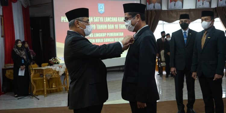 Bupati HSS Sematkan Penghargaan Tanda Kehormatan Satya Lencana Karya Satya Di Lingkungan Pemkab HSS