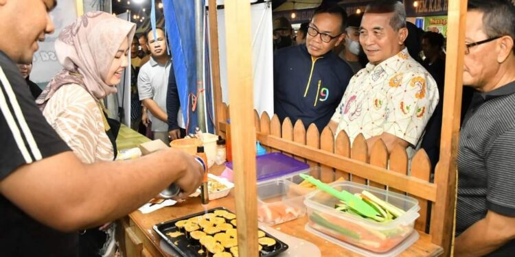 BUPATI HSS BERKELILING STAND UMKM DI HSS EXPO 2022