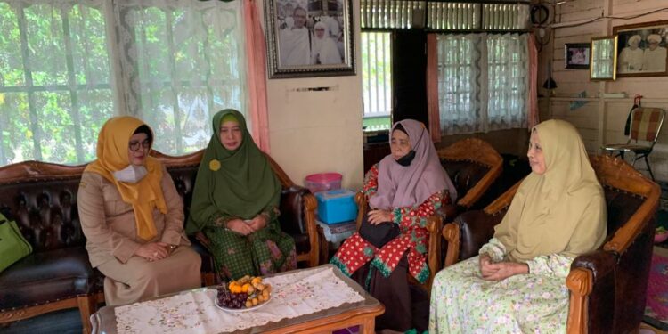 PERINGATI HARI IBU, ORGANISASI WANITA SE KABUPATEN HSS SILAHTURAHMI DENGAN TOKOH-TOKOH WANITA