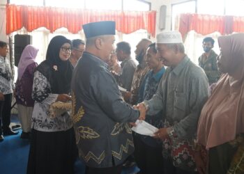 BUPATI HSS SERAHKAN TALI ASIH PURNA TUGAS  KELUARGA BESAR PGRI KAB. HSS TAHUN 2022