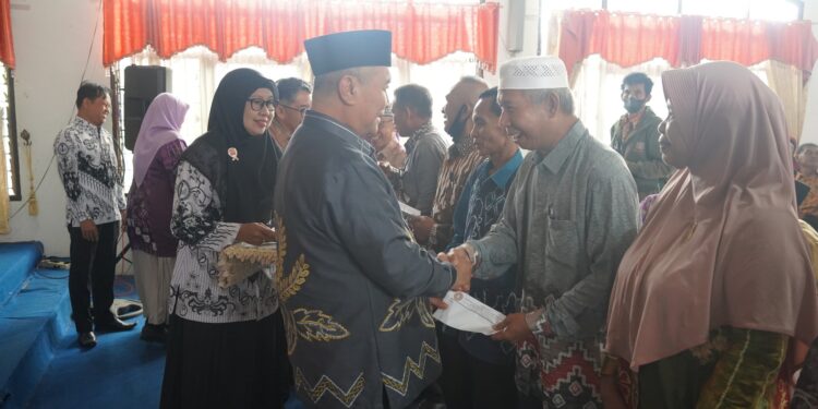 BUPATI HSS SERAHKAN TALI ASIH PURNA TUGAS  KELUARGA BESAR PGRI KAB. HSS TAHUN 2022