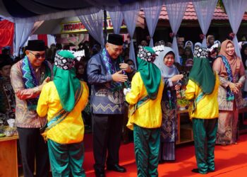 BUPATI HSS BERSAMA WAKIL BUPATI HSS HADIRI KEMERIAHAN HARI JADI KECAMATAN TELAGA LANGSAT KE-72