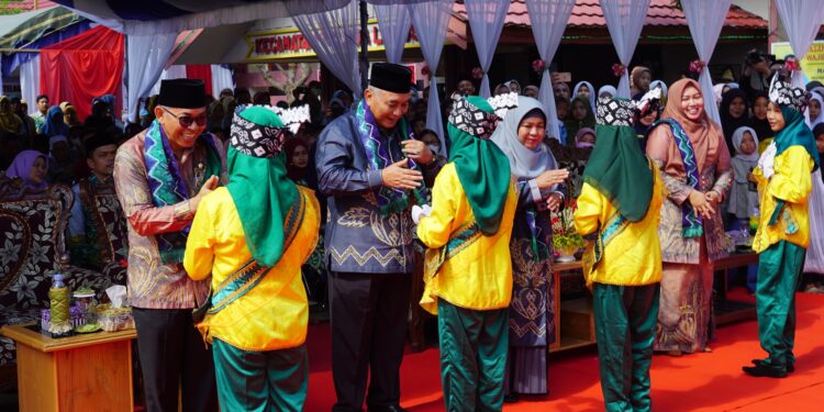 BUPATI HSS BERSAMA WAKIL BUPATI HSS HADIRI KEMERIAHAN HARI JADI KECAMATAN TELAGA LANGSAT KE-72