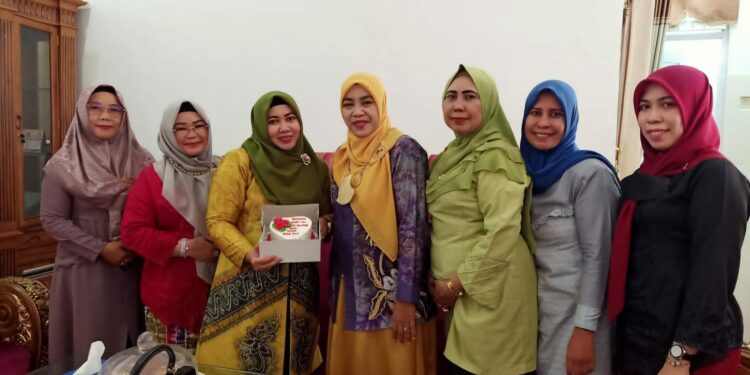 MASIH DALAM RANGKAIAN PERINGATAN HARI IBU KE-94, AKSI PEMBERIAN KUE TART TETAP BERLANJUT HINGGA PETANG